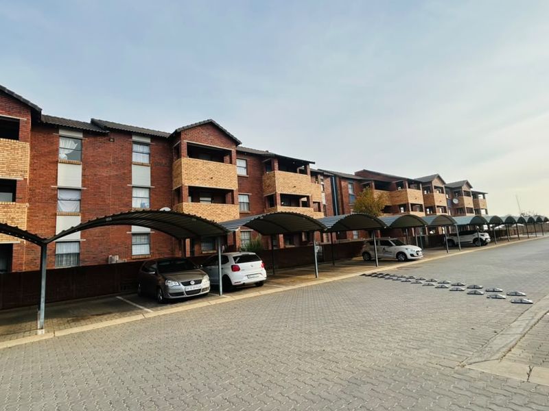 This stylish two-bedroom apartment in Route 82 Security Estate, Alveda - Photo 2