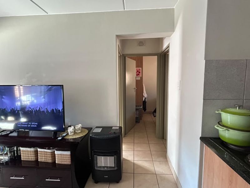 This stylish two-bedroom apartment in Route 82 Security Estate, Alveda - Photo 5