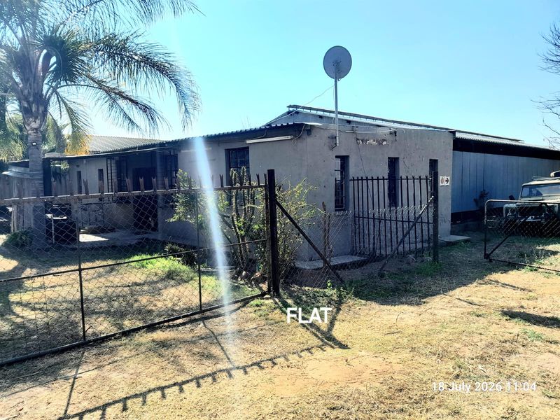 5 DWELLINGS,  TWO WORKSHOPS - RENTAL income R23 500 - Photo 3