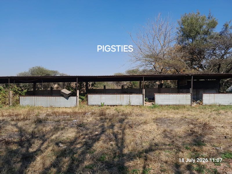 5 DWELLINGS,  TWO WORKSHOPS - RENTAL income R23 500 - Photo 2