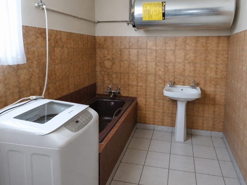 5 DWELLINGS,  TWO WORKSHOPS - RENTAL income R23 500 - Photo 8