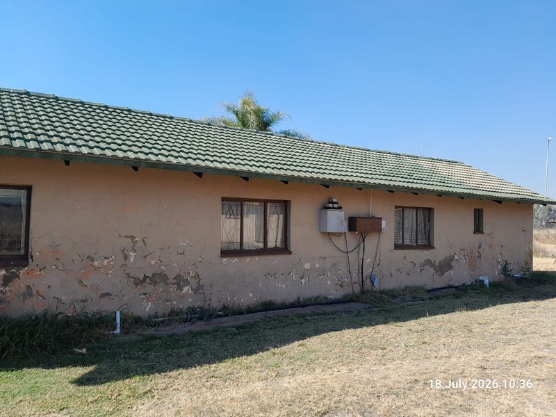 5 DWELLINGS,  TWO WORKSHOPS - RENTAL income R23 500 - Photo 4