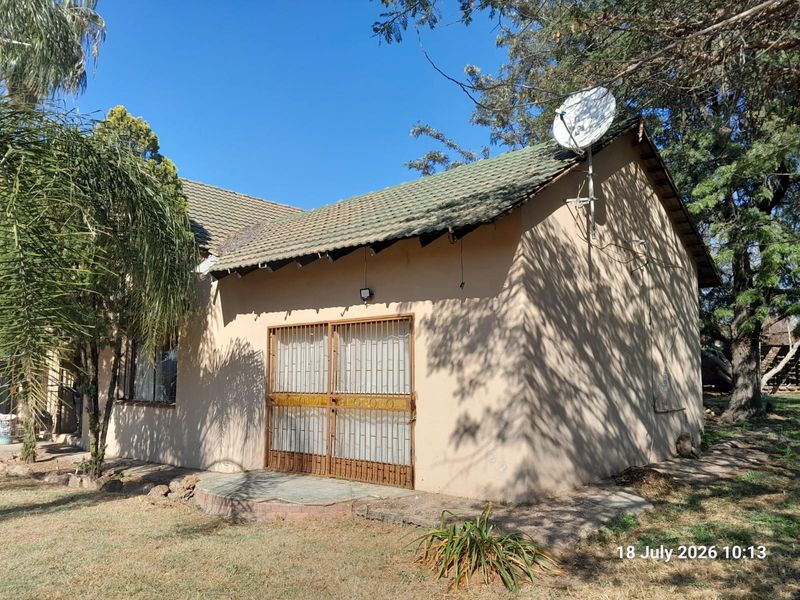 5 DWELLINGS,  TWO WORKSHOPS - RENTAL income R23 500 - Photo 5