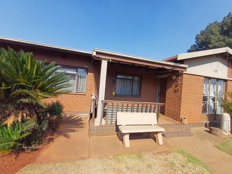 Neat As A Pin Property With A Big Yard Space. - Photo 1