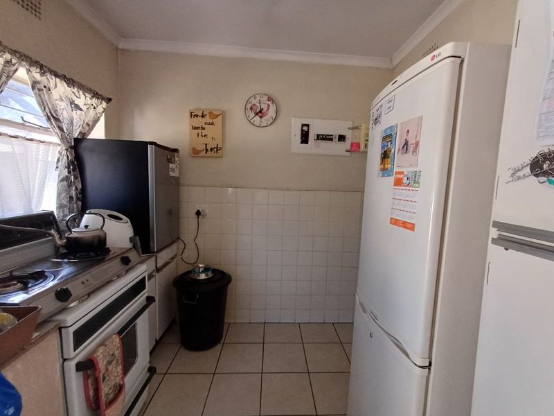 Neat As A Pin Property With A Big Yard Space. - Photo 3