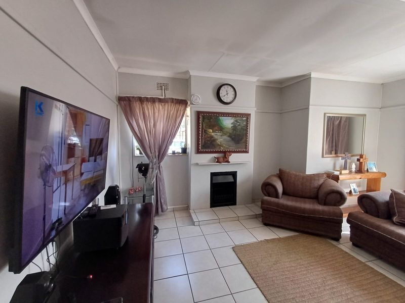 Neat As A Pin Property With A Big Yard Space. - Photo 2