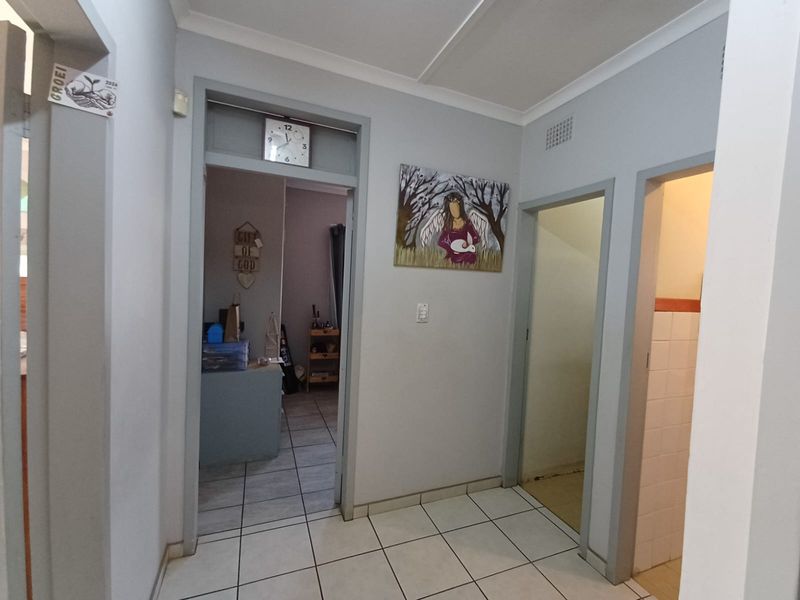 Neat As A Pin Property With A Big Yard Space. - Photo 4
