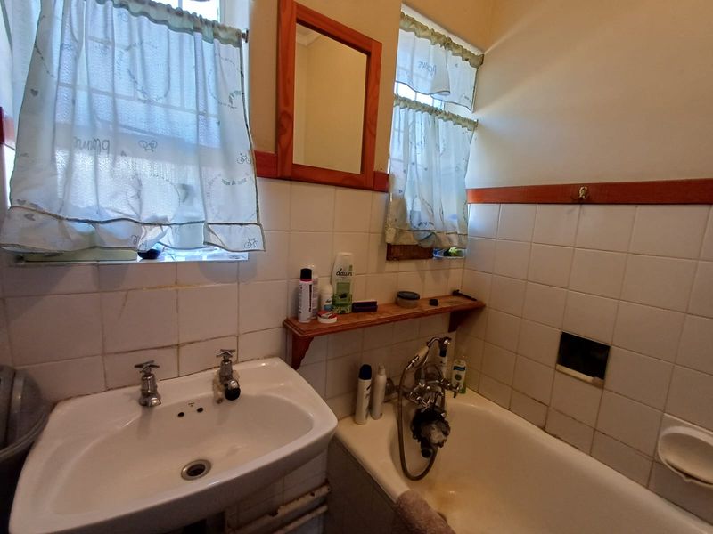 Neat As A Pin Property With A Big Yard Space. - Photo 5