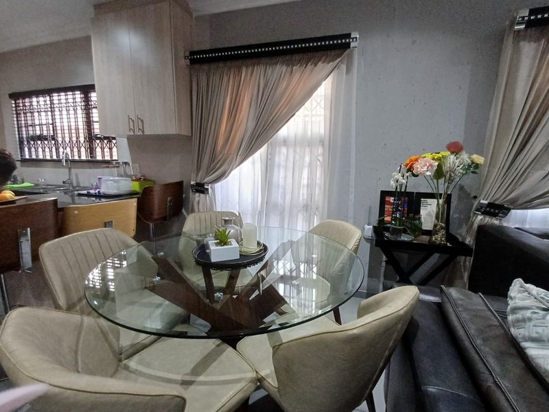 Beautiful Full Title Townhouse For Sale In SE 3. - Photo 8