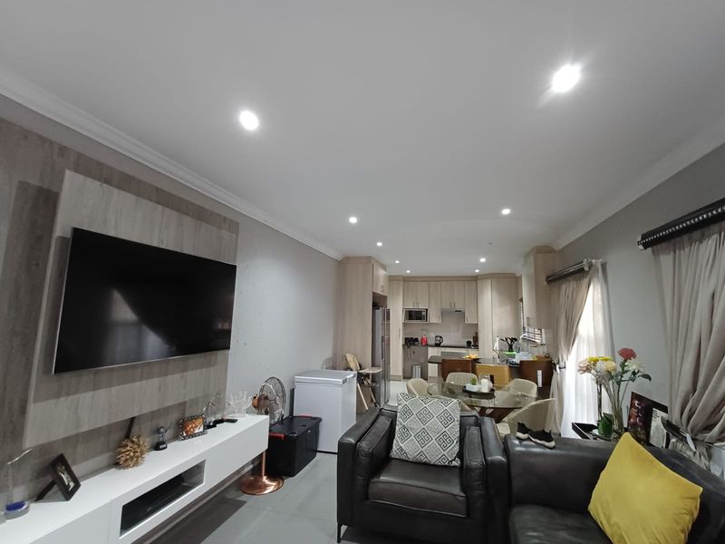 Beautiful Full Title Townhouse For Sale In SE 3. - Photo 2