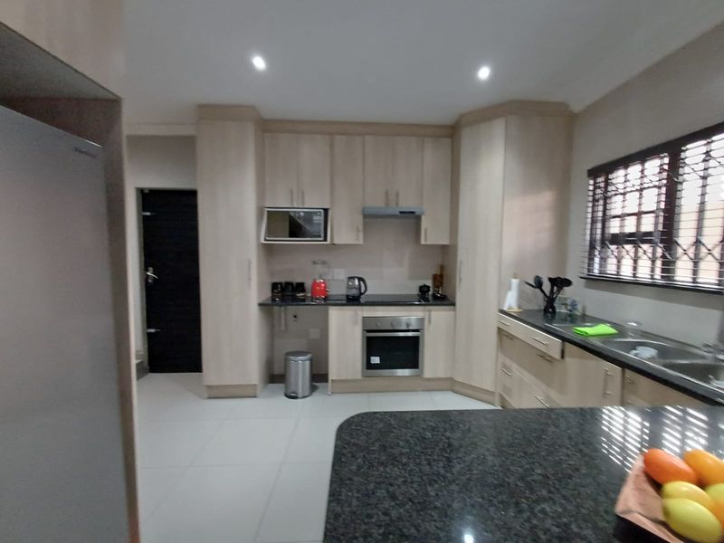 Beautiful Full Title Townhouse For Sale In SE 3. - Photo 3
