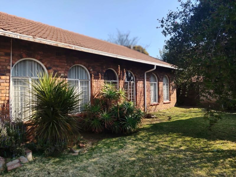 Charming Family Home with Endless Potential in Sought-After Dalpark Ext 9, Brakpan - Photo 1
