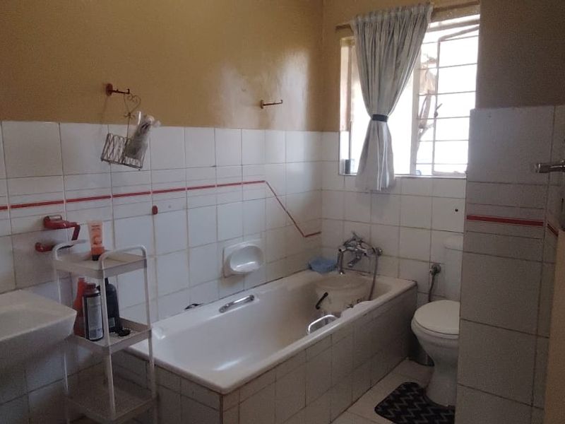 Charming Family Home with Endless Potential in Sought-After Dalpark Ext 9, Brakpan - Photo 5