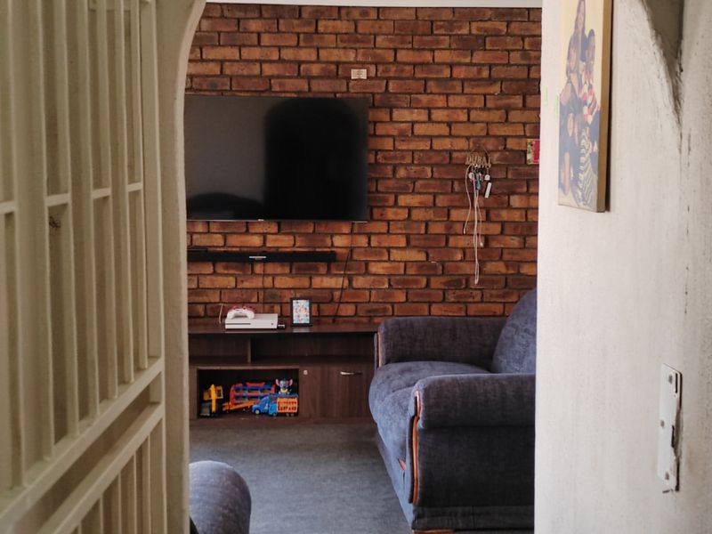 Charming Family Home with Endless Potential in Sought-After Dalpark Ext 9, Brakpan - Photo 7