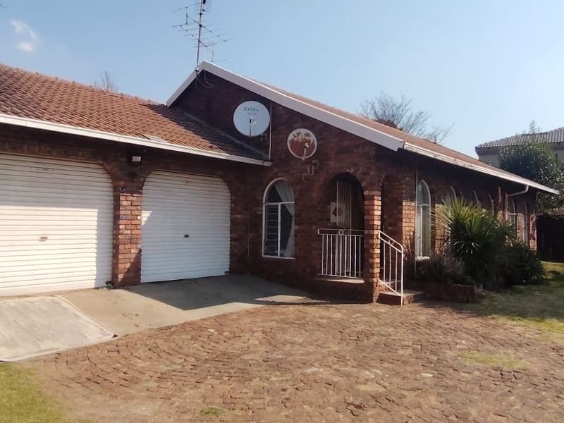 Charming Family Home with Endless Potential in Sought-After Dalpark Ext 9, Brakpan - Photo 2