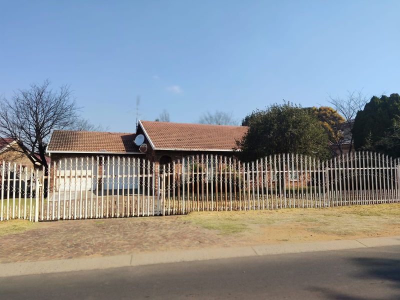 Charming Family Home with Endless Potential in Sought-After Dalpark Ext 9, Brakpan - Photo 3