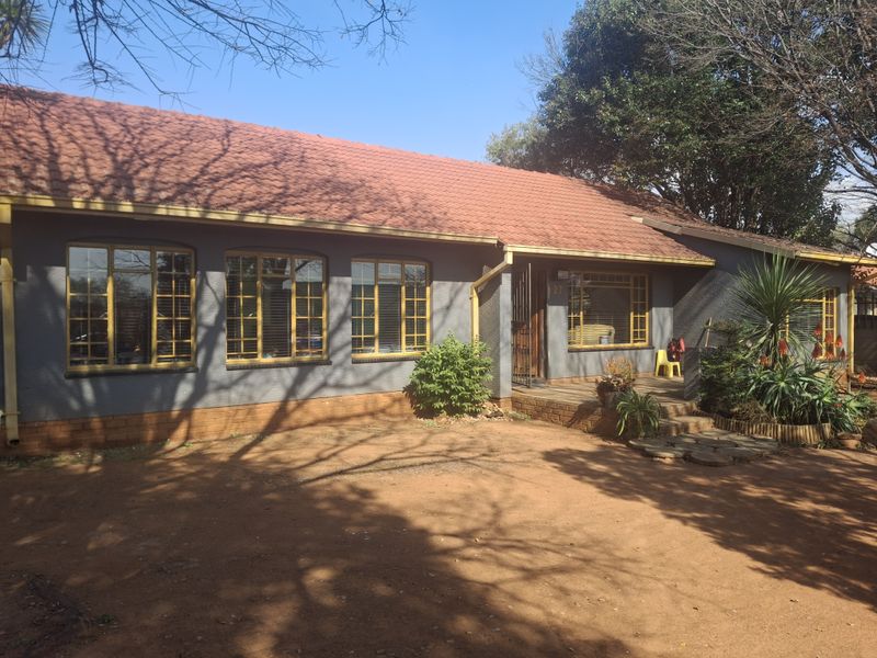 Spacious Family Home with Pool in Prime Klippoortjie Location! - Photo 1