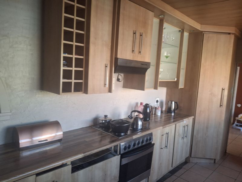 Spacious Family Home with Pool in Prime Klippoortjie Location! - Photo 8