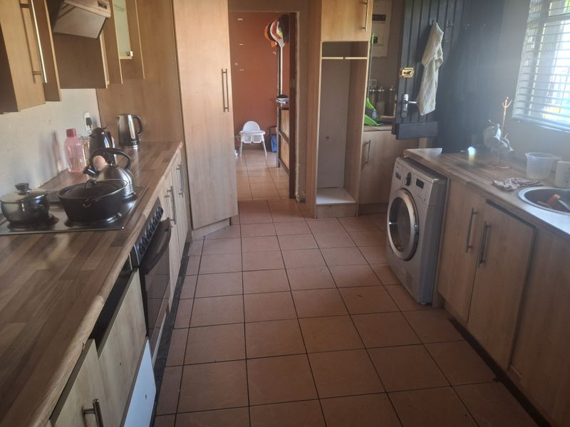 Spacious Family Home with Pool in Prime Klippoortjie Location! - Photo 7