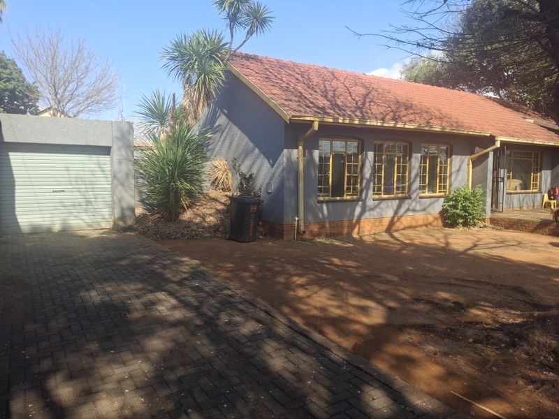 Spacious Family Home with Pool in Prime Klippoortjie Location! - Photo 2