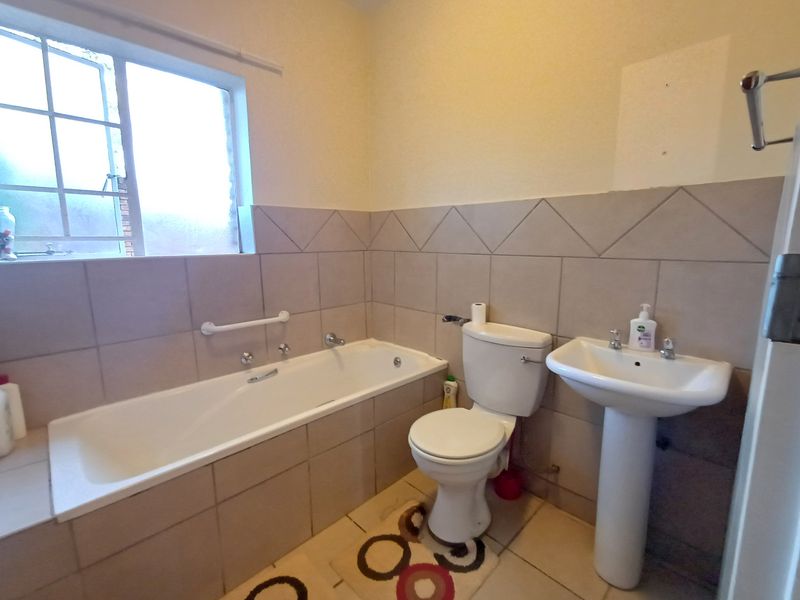 A charming ground floor unit - Photo 7