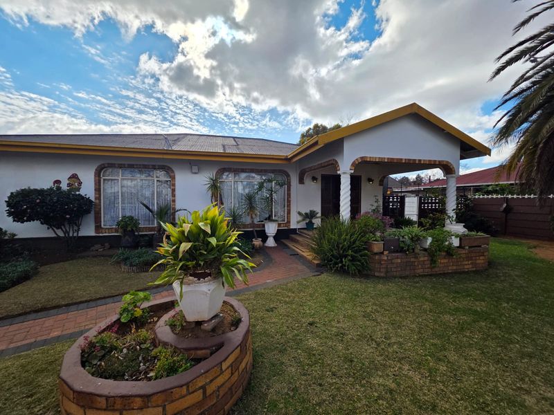 Beautiful Family Home for Sale – Vanderbijlpark CW5 - Photo 1