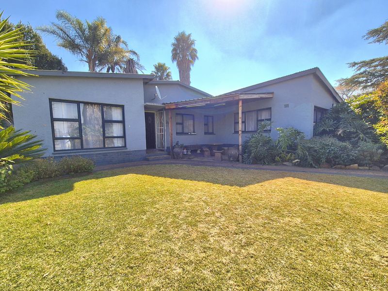 LOVELY HOME IN A NEAT NEIGHBORHOOD! - Photo 1