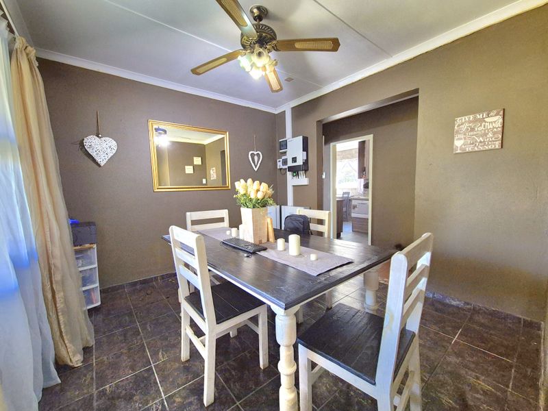 LOVELY HOME IN A NEAT NEIGHBORHOOD! - Photo 9