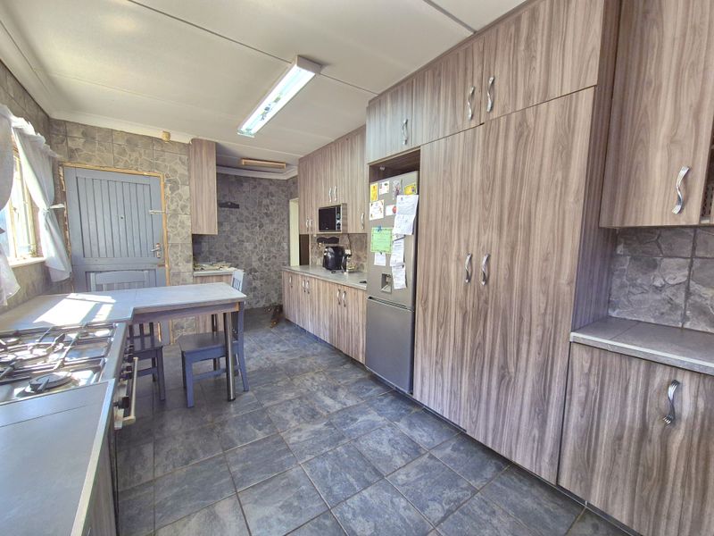 LOVELY HOME IN A NEAT NEIGHBORHOOD! - Photo 7