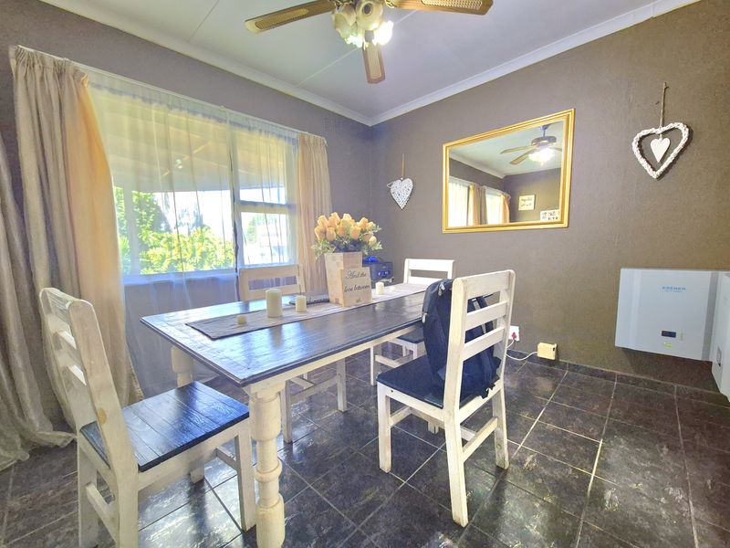 LOVELY HOME IN A NEAT NEIGHBORHOOD! - Photo 8