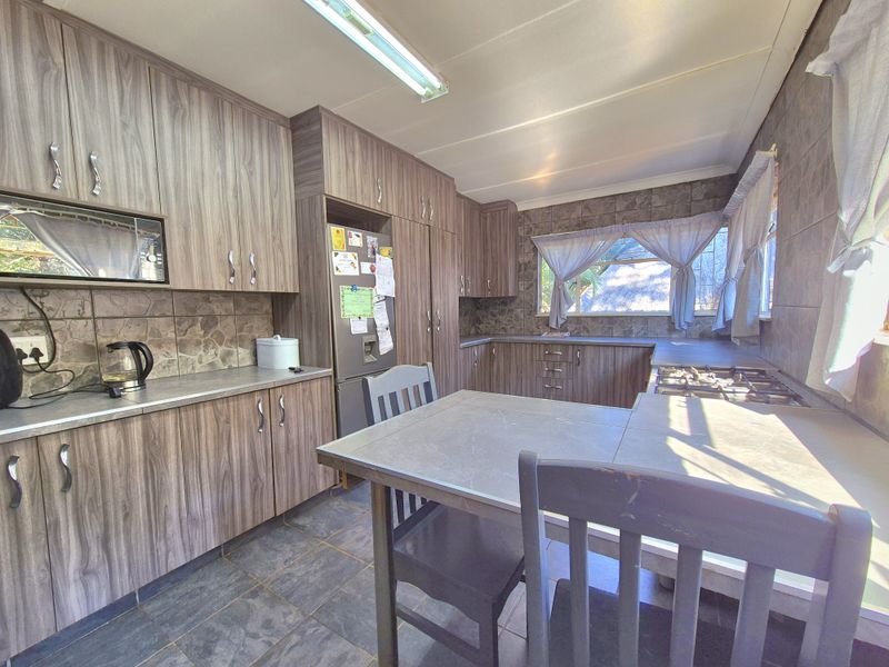 LOVELY HOME IN A NEAT NEIGHBORHOOD! - Photo 6