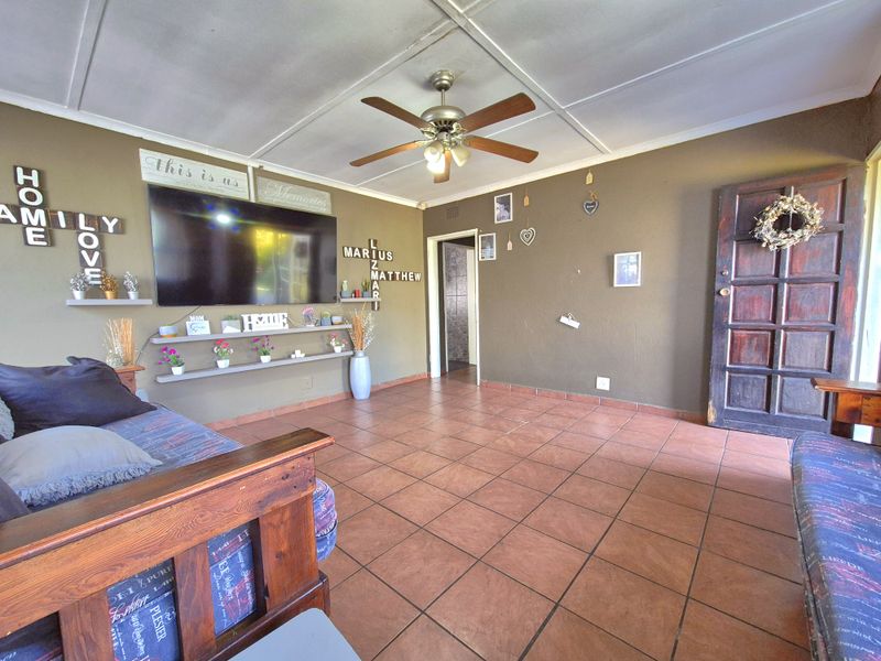 LOVELY HOME IN A NEAT NEIGHBORHOOD! - Photo 4