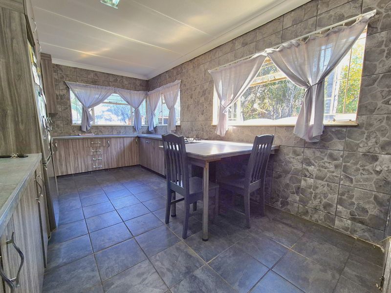 LOVELY HOME IN A NEAT NEIGHBORHOOD! - Photo 5
