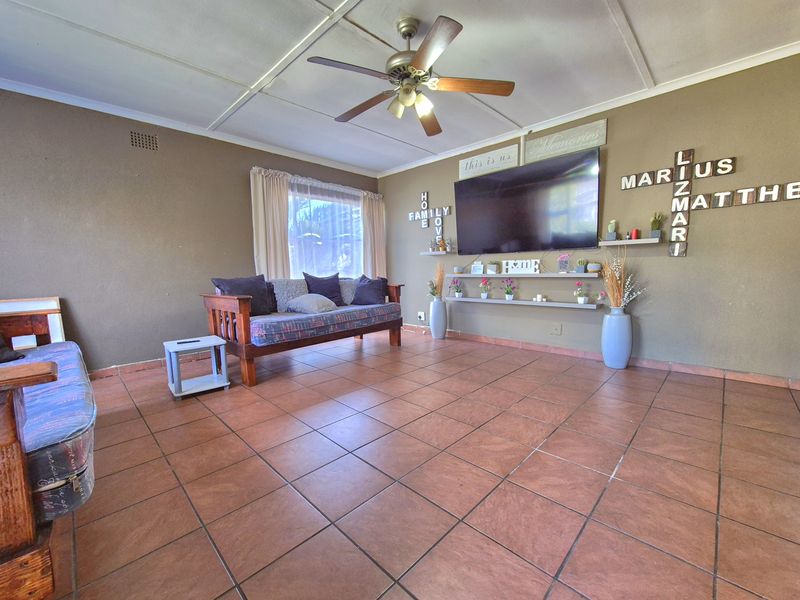 LOVELY HOME IN A NEAT NEIGHBORHOOD! - Photo 3