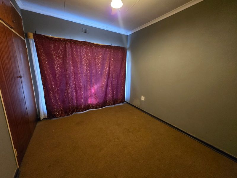 SPACIOUS FAMILY HOME WITH BONUS FLAT FOR SALE – FLORA GARDENS - Photo 10