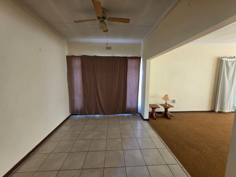 SPACIOUS FAMILY HOME WITH BONUS FLAT FOR SALE – FLORA GARDENS - Photo 8