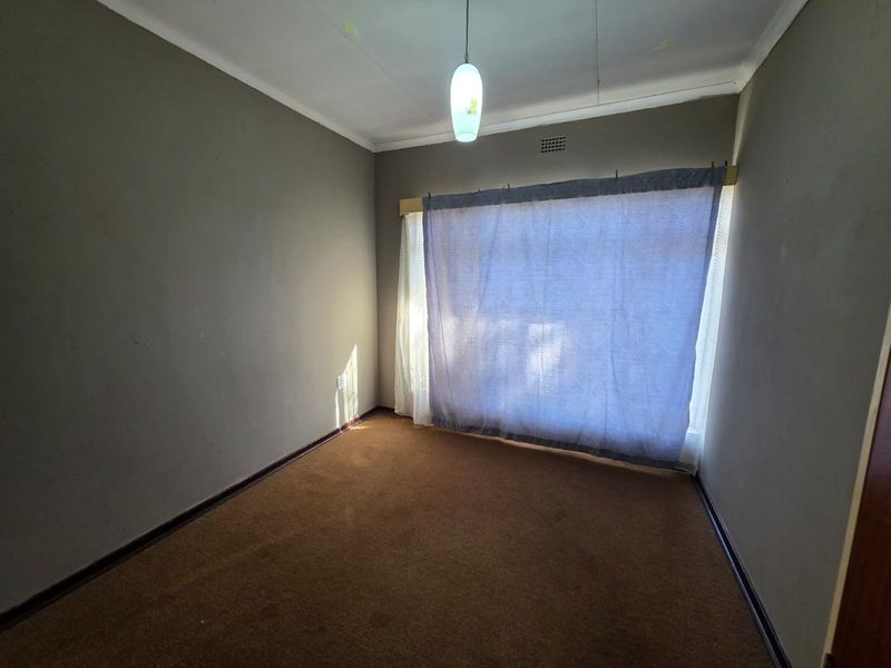 SPACIOUS FAMILY HOME WITH BONUS FLAT FOR SALE – FLORA GARDENS - Photo 7