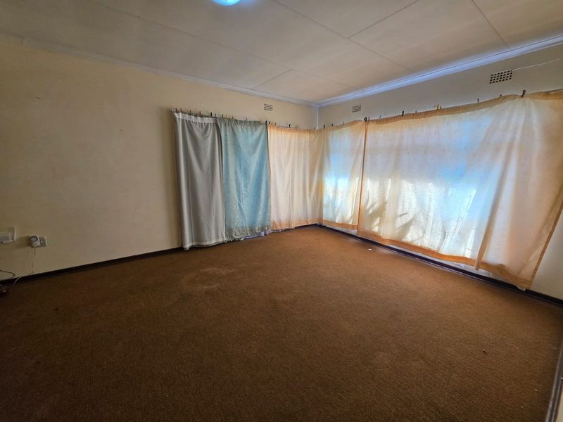 SPACIOUS FAMILY HOME WITH BONUS FLAT FOR SALE – FLORA GARDENS - Photo 6
