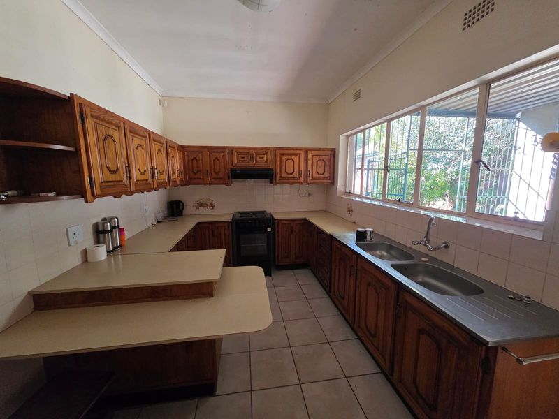 SPACIOUS FAMILY HOME WITH BONUS FLAT FOR SALE – FLORA GARDENS - Photo 4