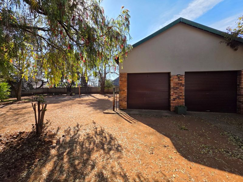 SPACIOUS FAMILY HOME WITH BONUS FLAT FOR SALE – FLORA GARDENS - Photo 2