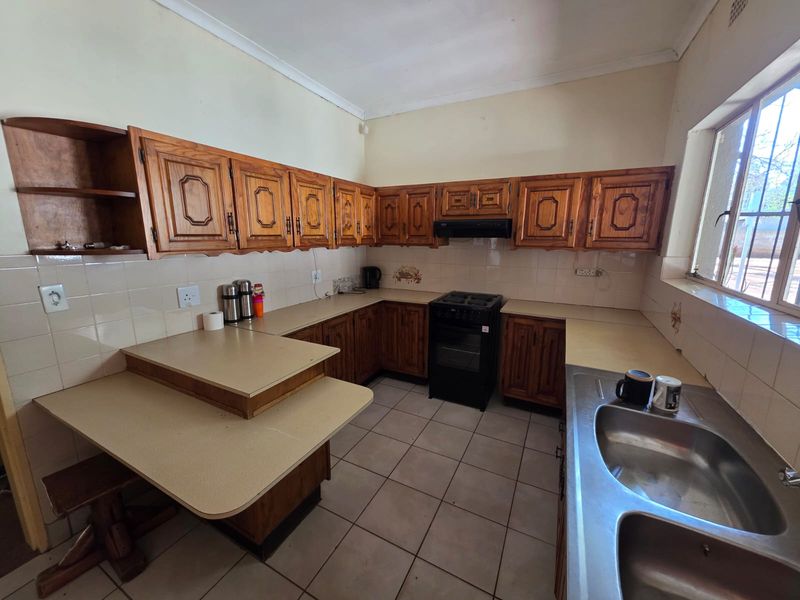 SPACIOUS FAMILY HOME WITH BONUS FLAT FOR SALE – FLORA GARDENS - Photo 3
