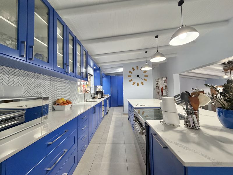 Spacious Family Home near The Kloof - Photo 1