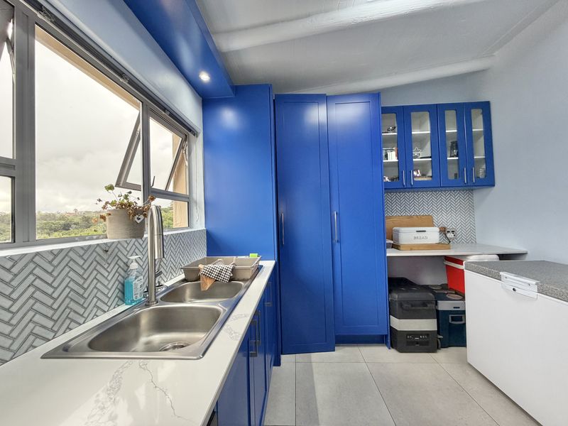 Spacious Family Home near The Kloof - Photo 5