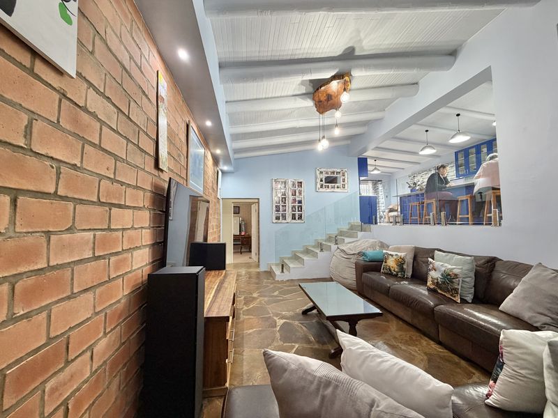 Spacious Family Home near The Kloof - Photo 10