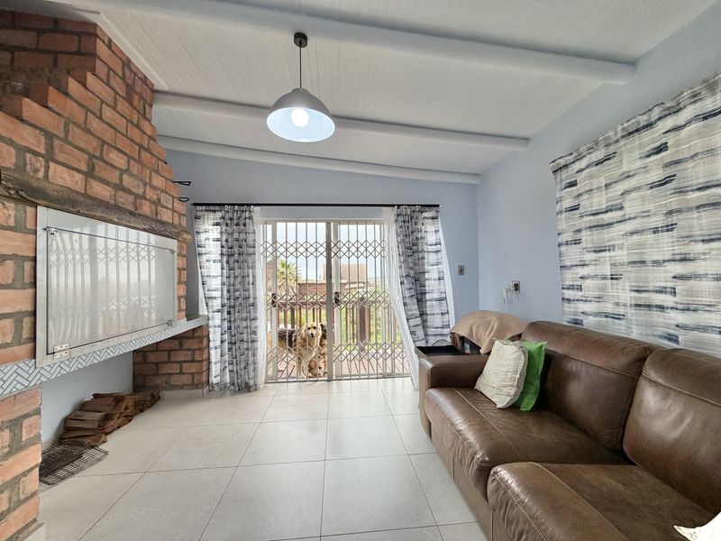 Spacious Family Home near The Kloof - Photo 6