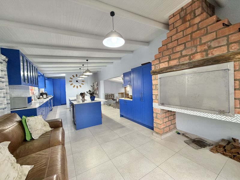 Spacious Family Home near The Kloof - Photo 4