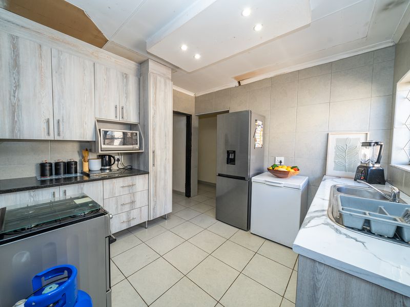 Endless Potential 3 bedroom family home with a Spacious Flatlet – A Must-See Family Home! - Photo 1