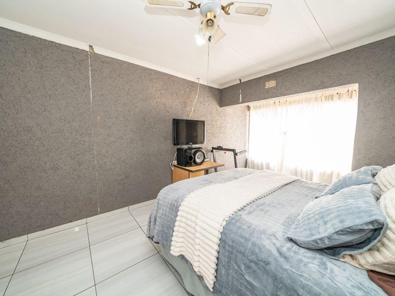 Endless Potential 3 bedroom family home with a Spacious Flatlet – A Must-See Family Home! - Photo 3