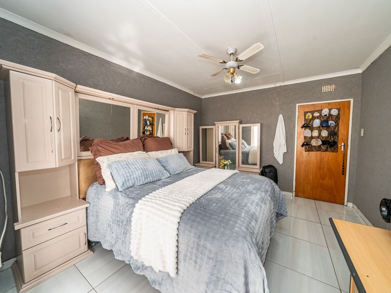 Endless Potential 3 bedroom family home with a Spacious Flatlet – A Must-See Family Home! - Photo 2