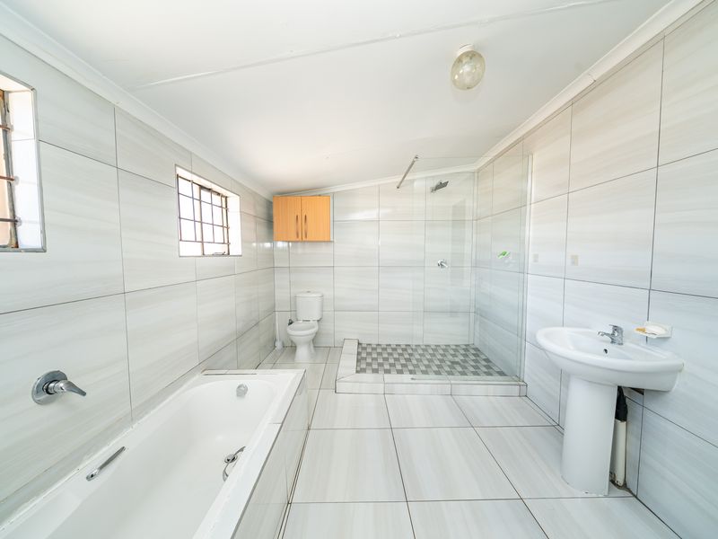 Endless Potential 3 bedroom family home with a Spacious Flatlet – A Must-See Family Home! - Photo 5